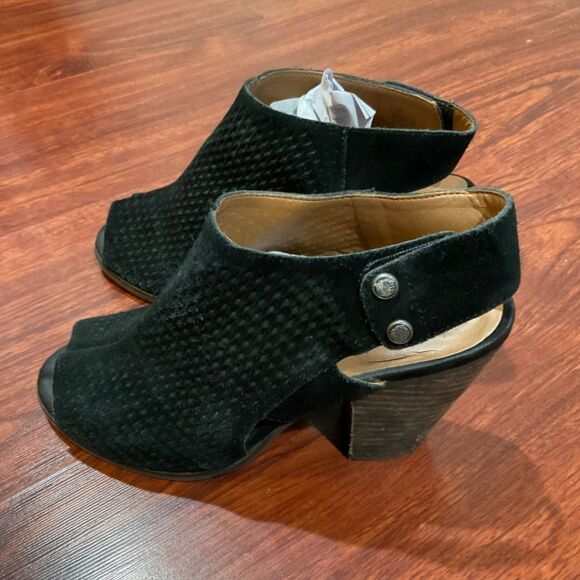 Arturo Chiang Janelle Black Suede Peep Toe Booties 7.5M Chunky Heel - Picture 1 of 14